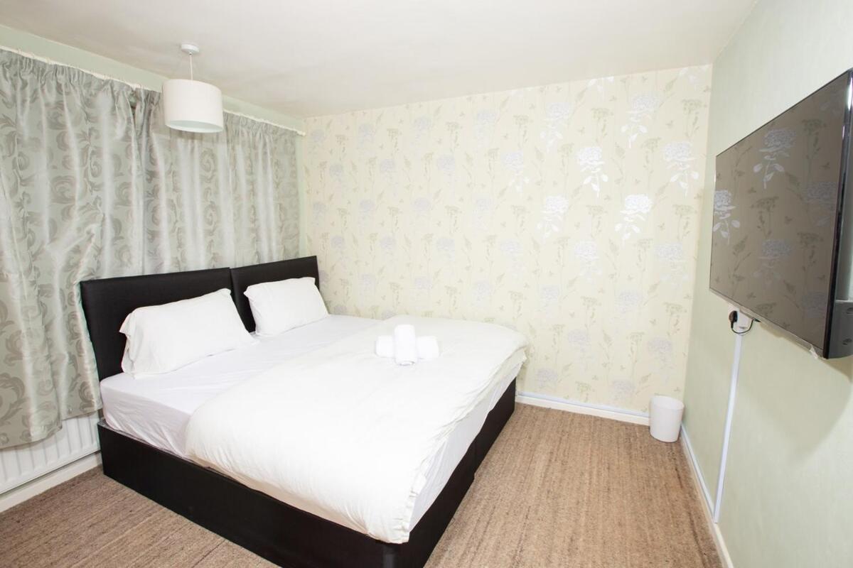 A Cosy 5 Bed House Near Airport *