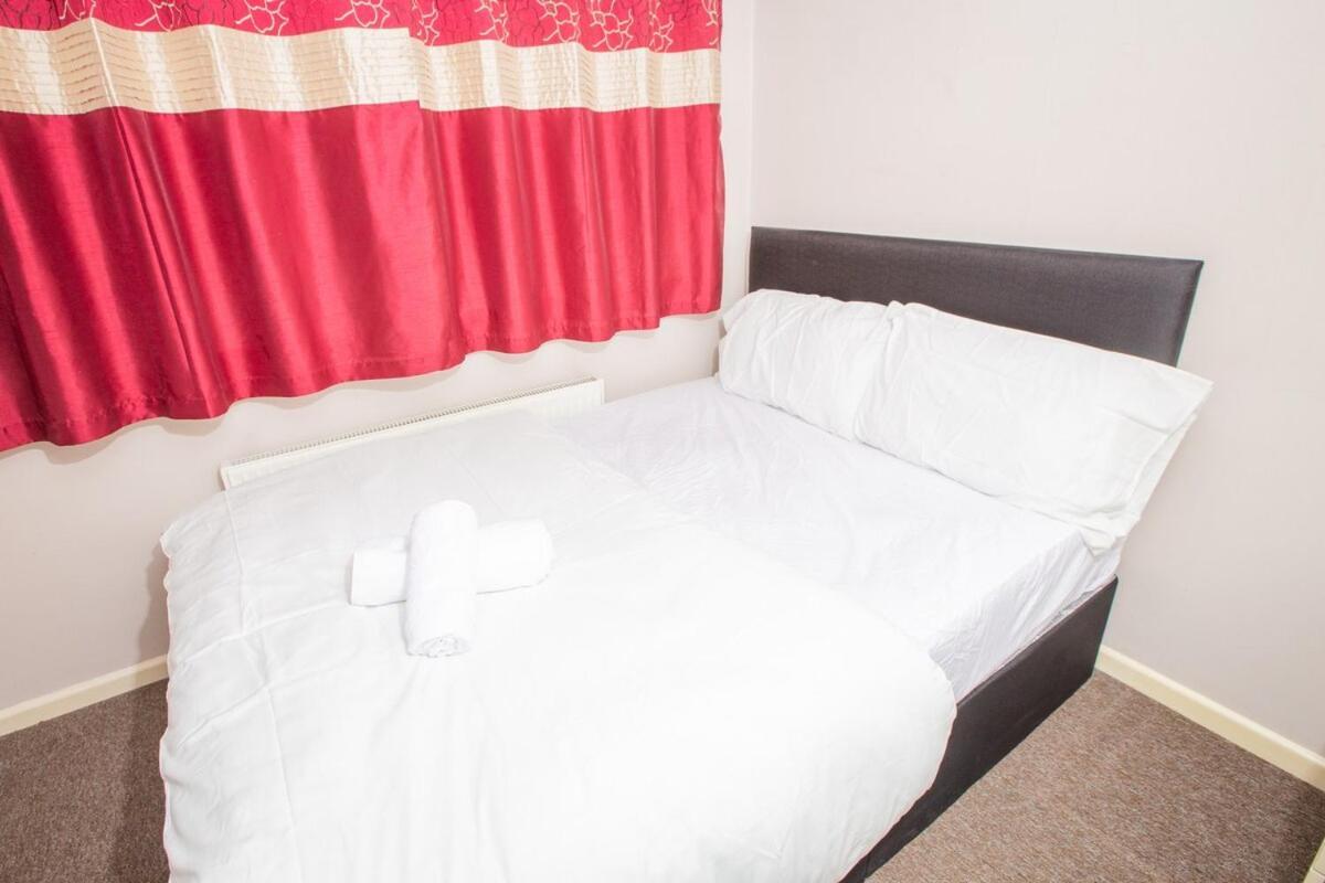 A Cosy 5 Bed House Near Airport Holiday home Luton (Bedfordshire)