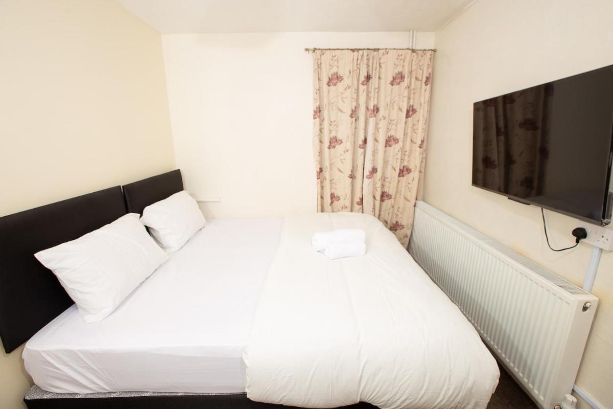 A Cosy 5 Bed House Near Airport *