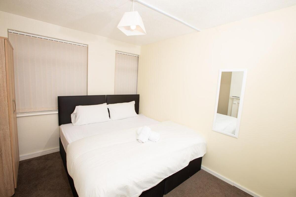 A Cosy 5 Bed House Near Airport * Luton (Bedfordshire)