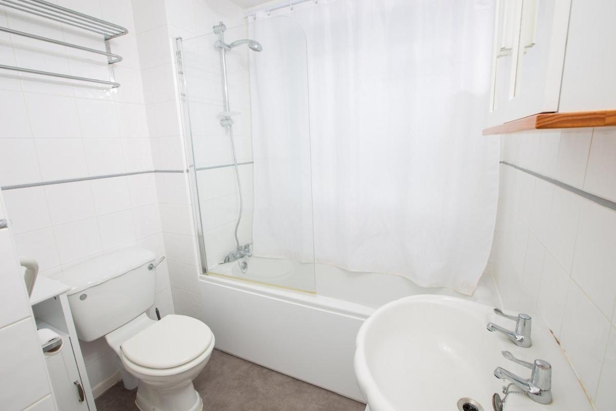 Holiday home A Cosy 5 Bed House Near Airport Luton (Bedfordshire)