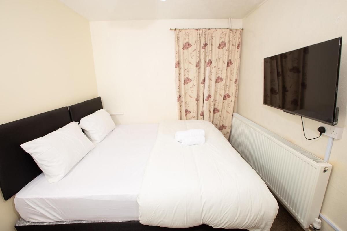 Holiday home A Cosy 5 Bed House Near Airport