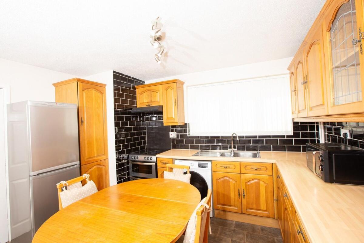 A Cosy 5 Bed House Near Airport * Luton (Bedfordshire)